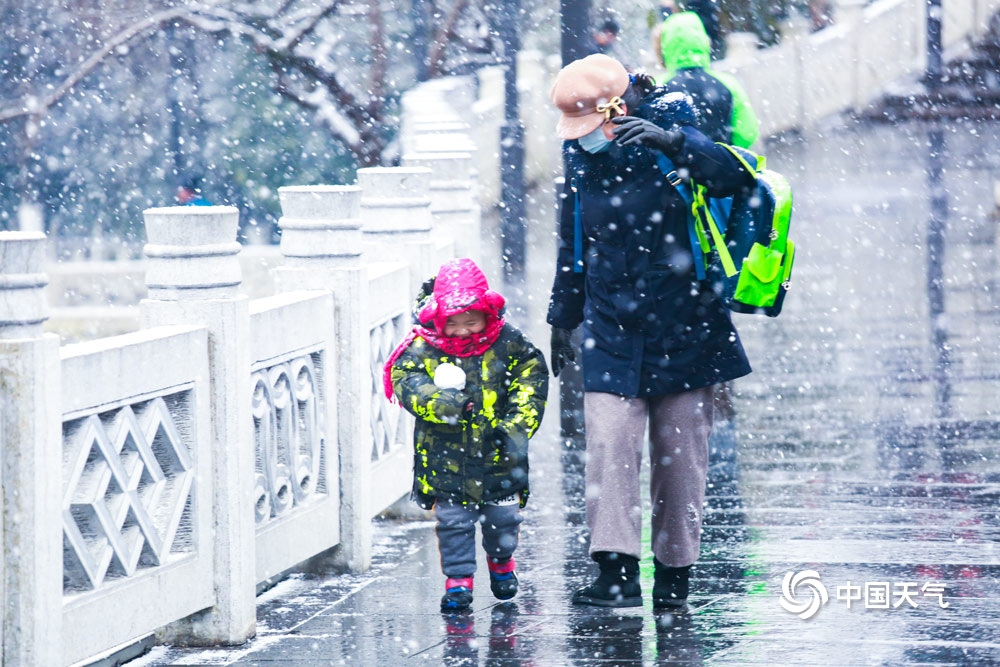 贵阳迎降雪 镜头记录下的“雪中人雪中景”