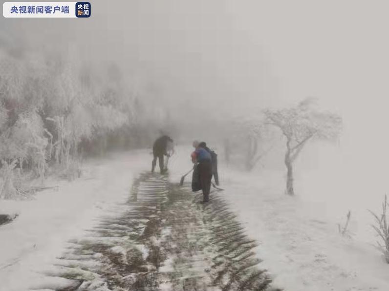 道路结冰！大雪天气导致重庆多地交通受阻