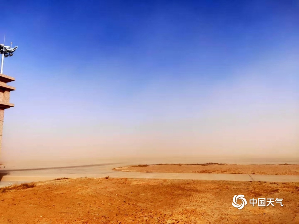 内蒙古部分地区遭遇沙尘天气 室内落尘土