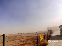 内蒙古北部出现了沙尘天