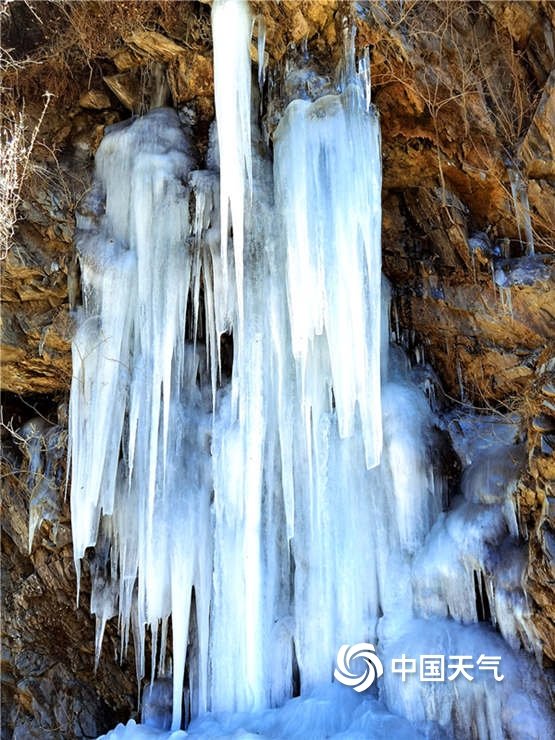 天气寒冷四川马尔康水凝成冰 形态各异