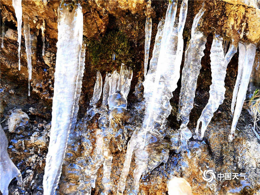 天气寒冷四川马尔康水凝成冰 形态各异