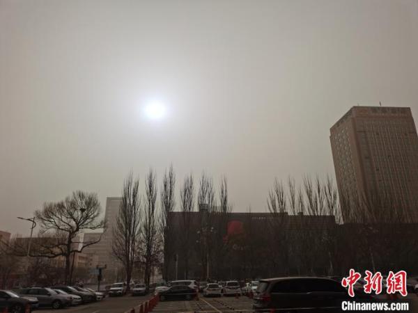 内蒙古中西部遭沙尘天气袭击 民众惊叹：“天空好像在下沙”