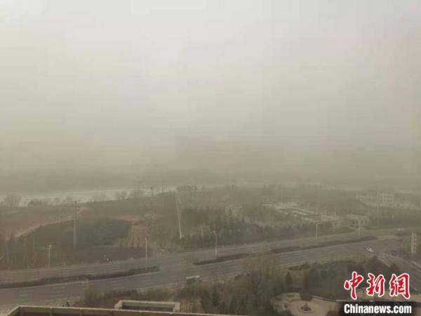 内蒙古中西部遭沙尘天气袭击 民众惊叹：“天空好像在下沙”