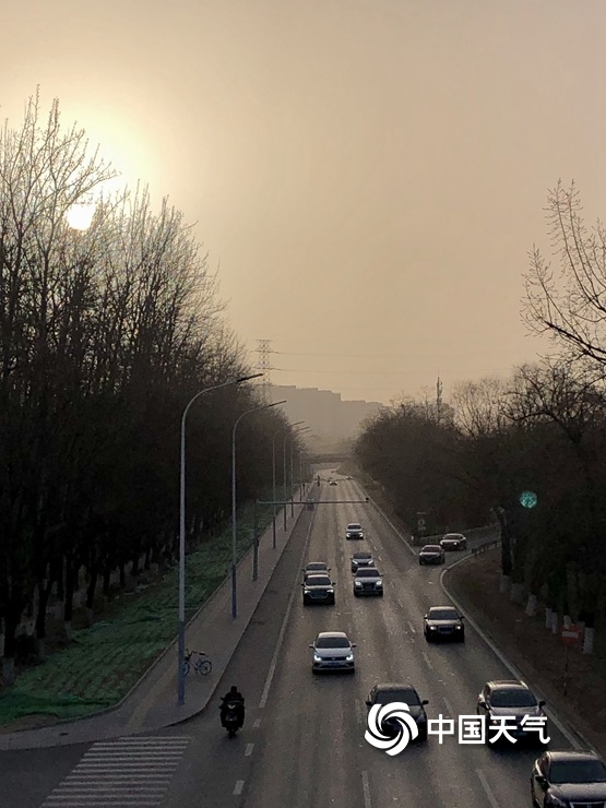 北京天空昏黄 午后空气质量将逐渐转好