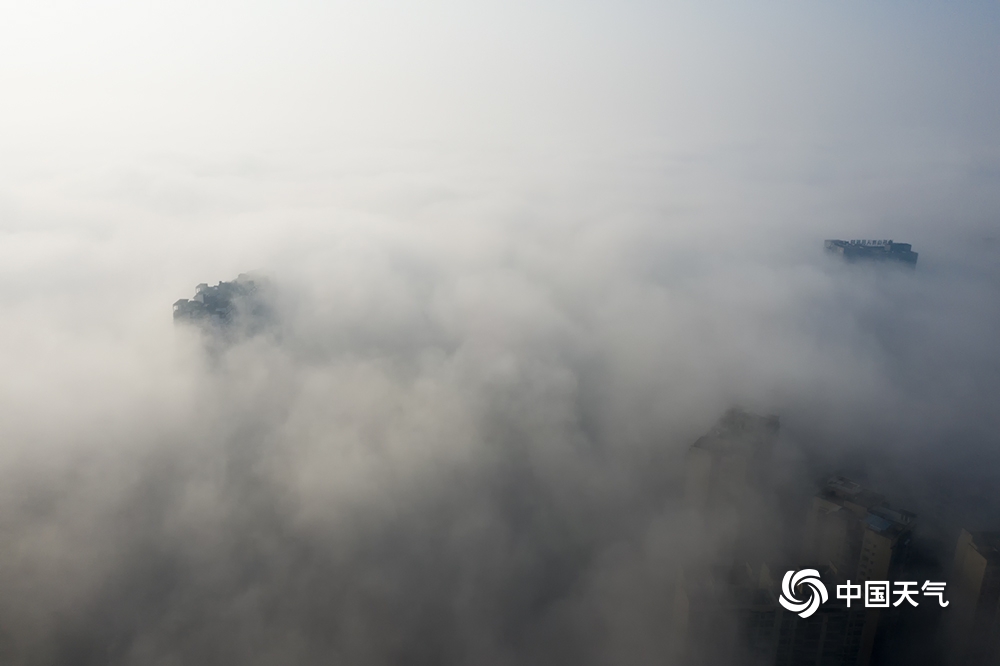 四川乐山遭遇大雾 城市沿江地段缥缈如仙境