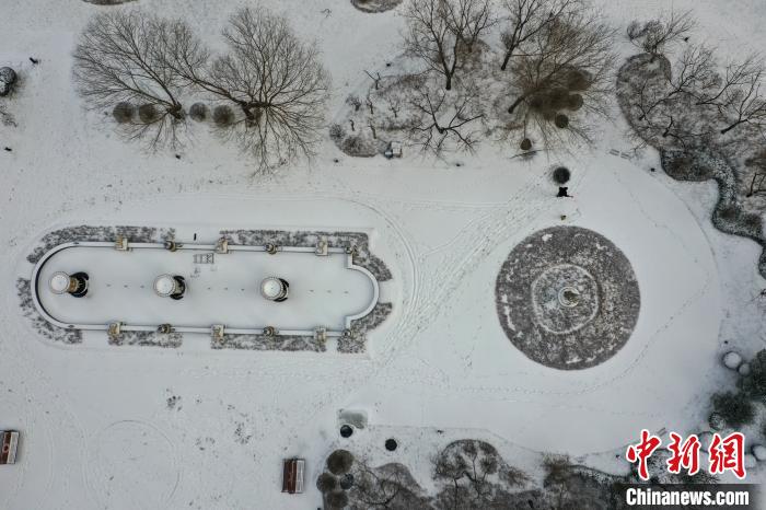 沈阳迎降雪天气 市民雪天出行