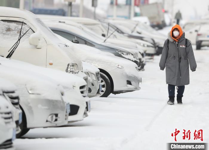 沈阳迎降雪天气 市民雪天出行