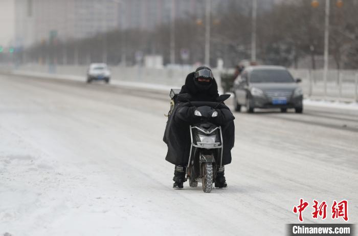 沈阳迎降雪天气 市民雪天出行