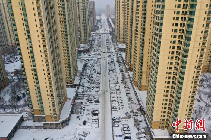 沈阳迎降雪天气 市民雪天出行