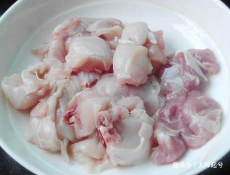 兔肉23块钱一斤，教你红烧做法，3个步骤去除土腥味，鲜嫩多汁