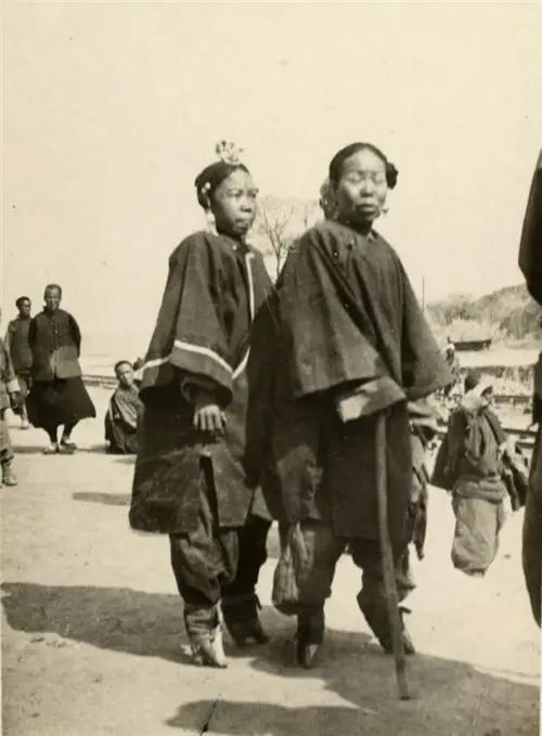 百年前,美国兄弟为何高价买走清朝美女?只因小脚可当“展览品”