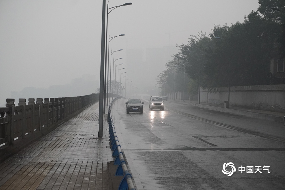 强降雨袭重庆 山城烟雨朦胧如悬疑电影