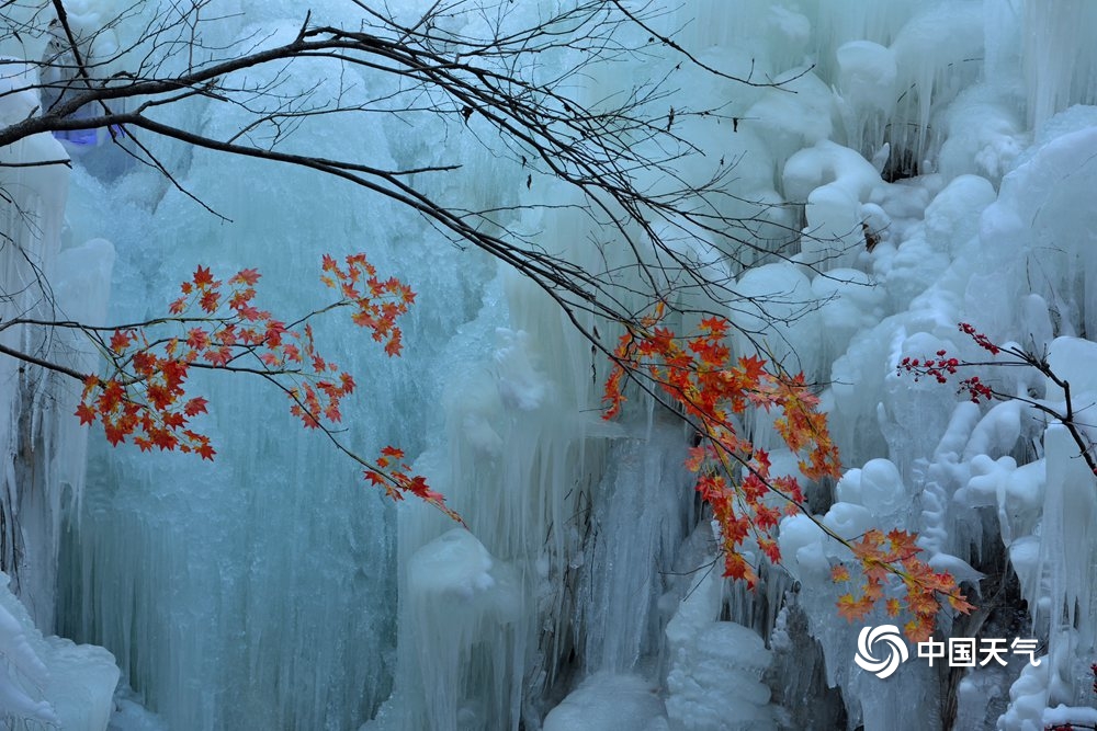 河南九峰山现冰瀑美景 吸引游客前来观赏