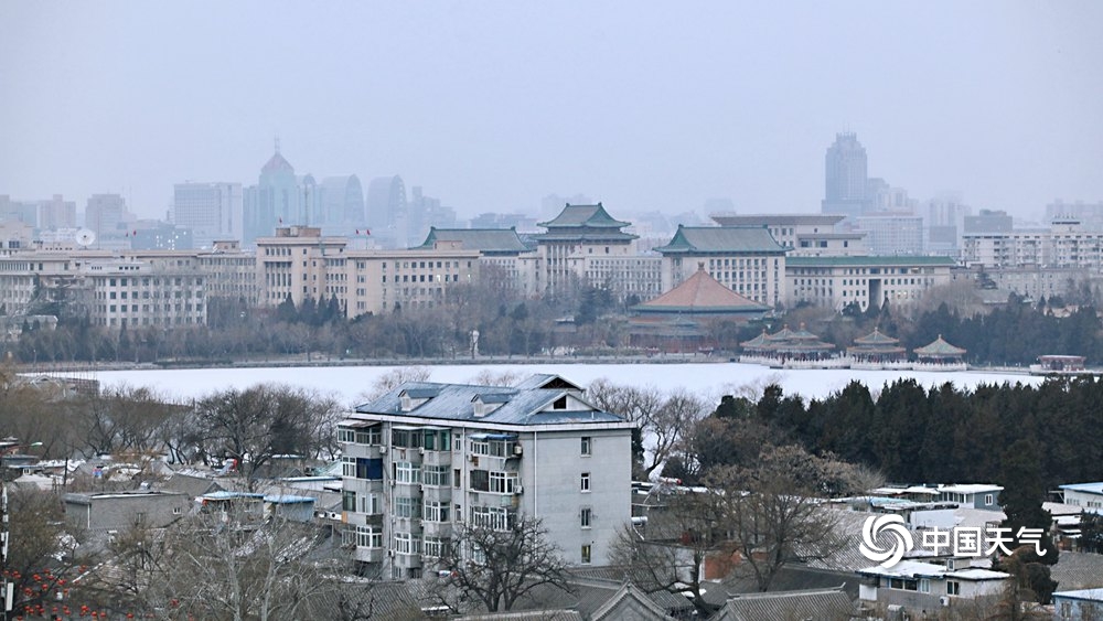 景山远眺京城雪景 故宫红墙白雪琉璃瓦美如画