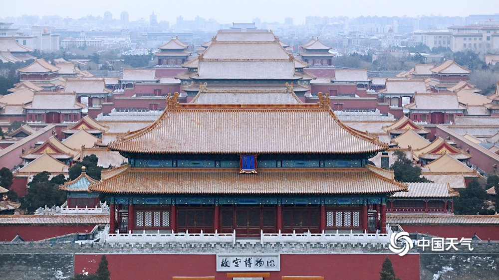 景山远眺京城雪景 故宫红墙白雪琉璃瓦美如画
