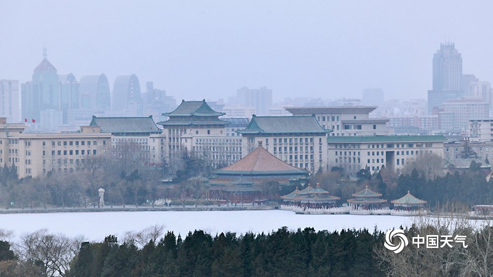 景山远眺京城雪景 故宫红墙白雪琉璃瓦美如画