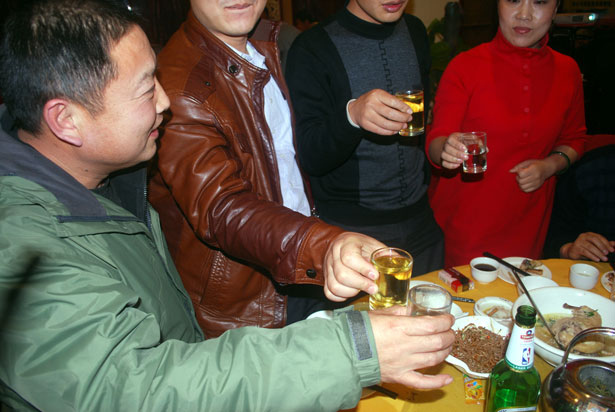 酒友:每天小酌一杯对健康有利?最新研究发现,心脏病风险增高