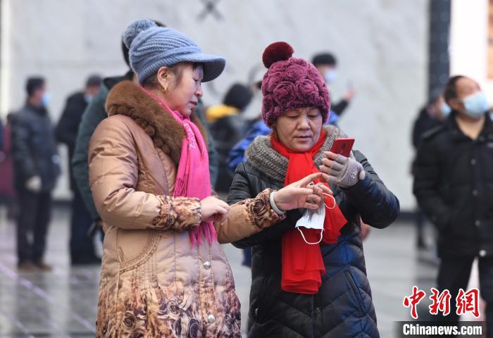 重庆低温天气持续 民众着厚实冬装出行