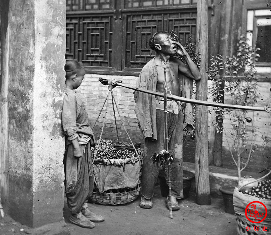 晚清老照片:龟奴肩扛青楼女子去陪客,张之洞个子矮气场大