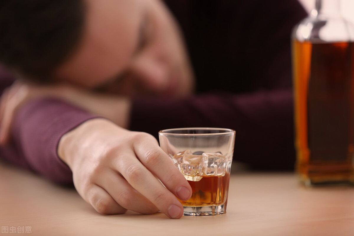 爱喝酒的人,不妨了解下酒的危害,看完后,什么时候戒酒看你选择