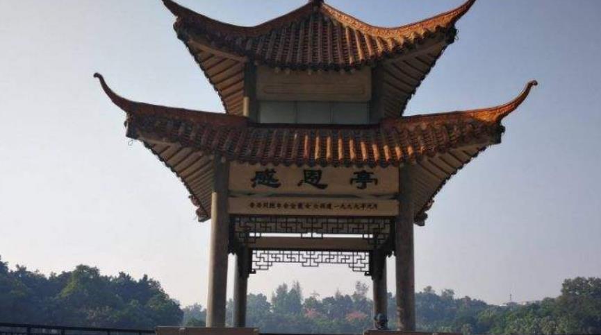 世人皆知司马光砸缸,却很少有人知道,掉缸里的小孩是谁