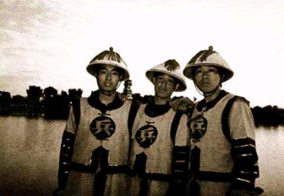 清朝士兵衣服上的“兵”和“勇”,虽一字之差,但地位却天壤之别