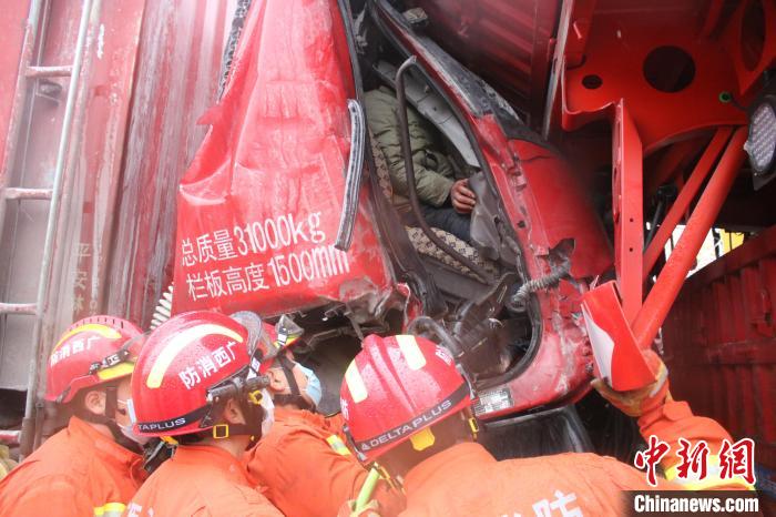 广西桂林雨天路滑引起多起交通事故 消防紧急营救