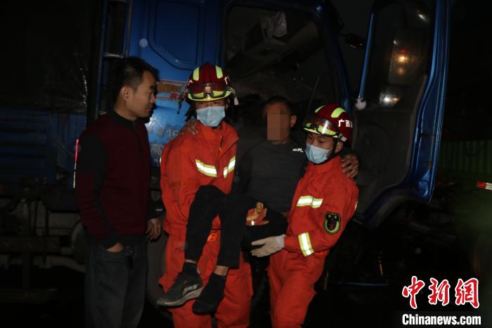 广西桂林雨天路滑引起多起交通事故 消防紧急营救