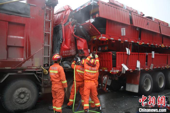 广西桂林雨天路滑引起多起交通事故 消防紧急营救