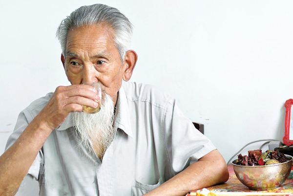 食为天,胃为先:胃不好的人,少吃4类食物,你知道是哪四类?