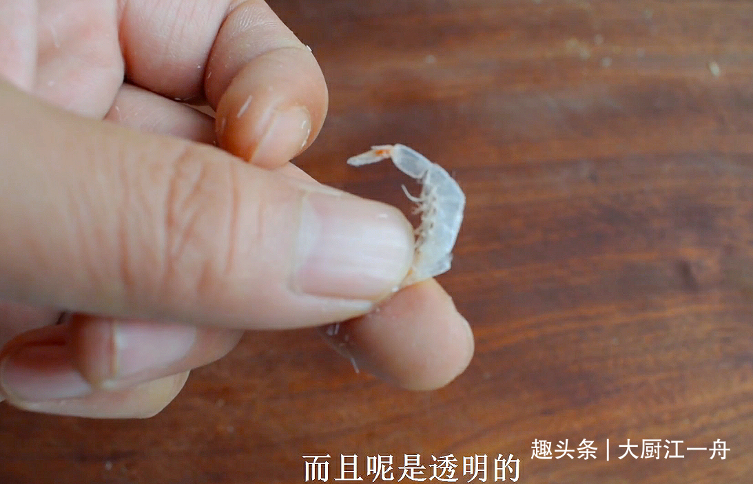 同样是虾皮，到底选黄色还是白色的？老渔民教我3招，省钱还实用