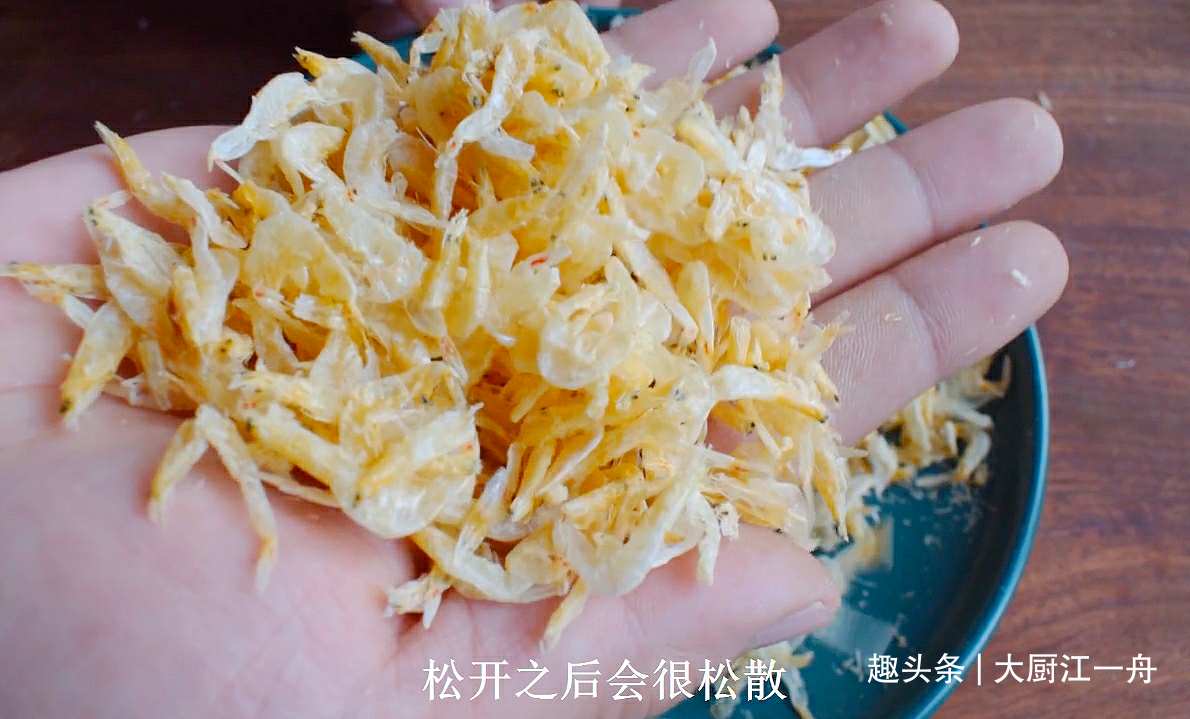同样是虾皮，到底选黄色还是白色的？老渔民教我3招，省钱还实用