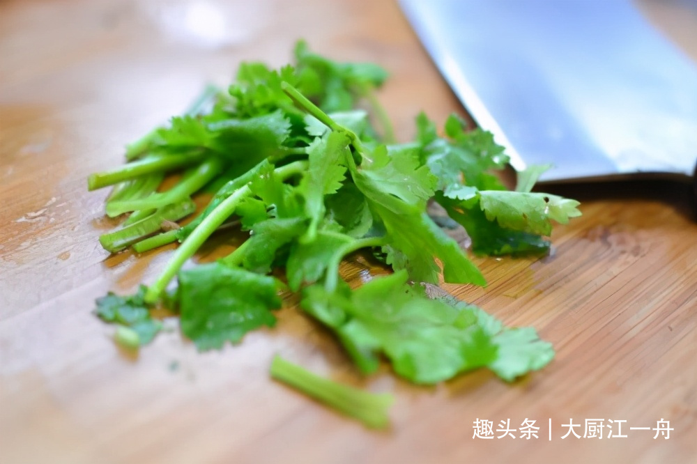 过年炸丸子，切记不要放面粉和淀粉，教你这样做，外酥里嫩不吸油