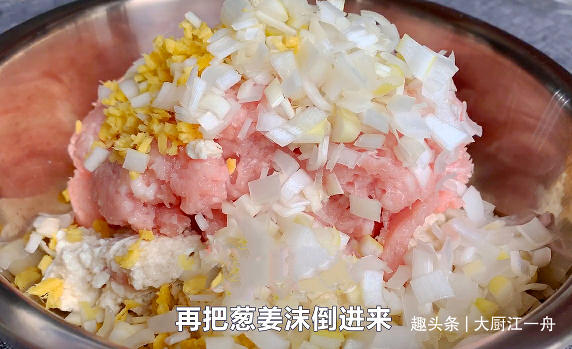 过年炸丸子，切记不要放面粉和淀粉，教你这样做，外酥里嫩不吸油