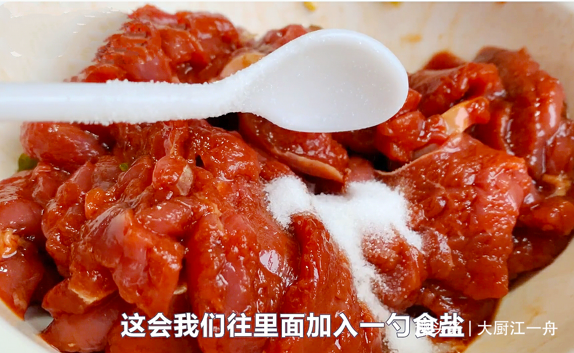 牛肉怎样腌才鲜嫩？饭店大厨教你这样做，牛肉鲜嫩爽滑不老还不柴