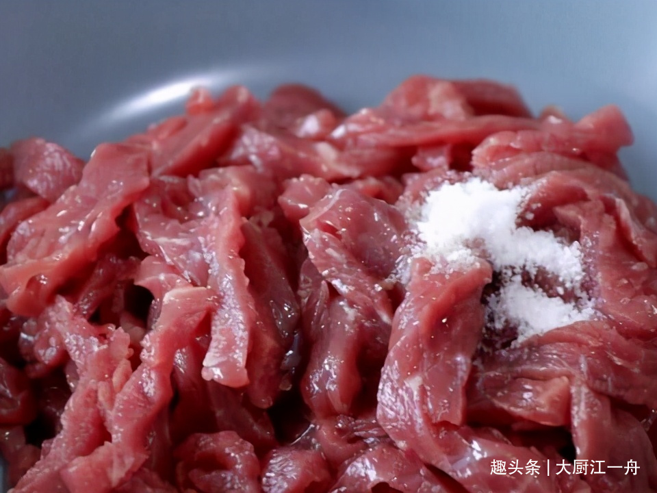 牛肉怎样腌才鲜嫩？饭店大厨教你这样做，牛肉鲜嫩爽滑不老还不柴