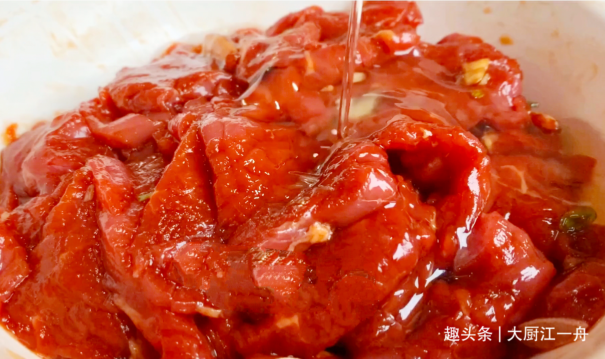 牛肉怎样腌才鲜嫩？饭店大厨教你这样做，牛肉鲜嫩爽滑不老还不柴