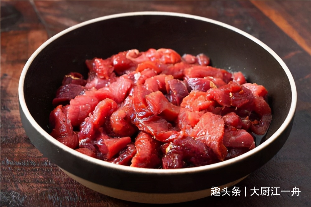 牛肉怎样腌才鲜嫩？饭店大厨教你这样做，牛肉鲜嫩爽滑不老还不柴