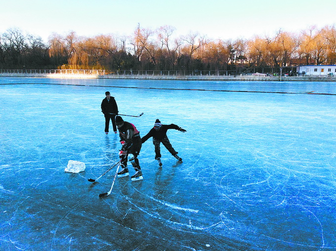 天气回暖，北京天然河湖冰场全部关闭