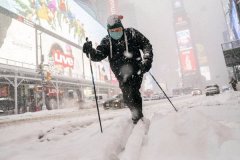 一场冬季暴风雪侵袭了美