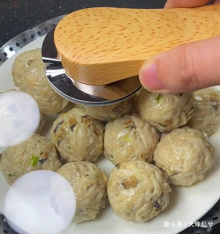 假期里，做道丸子，Q弹软糯，鲜甜美味，挑食的孩子也爱吃