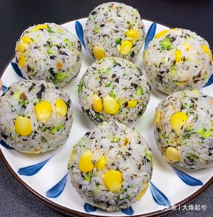 雪天不出门，米饭加点配料，简单做一做，孩子着了迷，天天吃不够