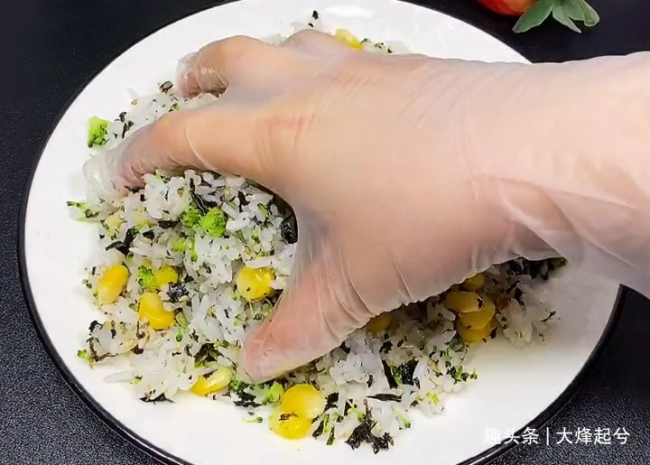 雪天不出门，米饭加点配料，简单做一做，孩子着了迷，天天吃不够