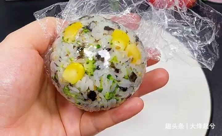 雪天不出门，米饭加点配料，简单做一做，孩子着了迷，天天吃不够
