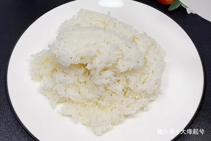 雪天不出门，米饭加点配料，简单做一做，孩子着了迷，天天吃不够