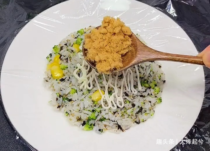 雪天不出门，米饭加点配料，简单做一做，孩子着了迷，天天吃不够