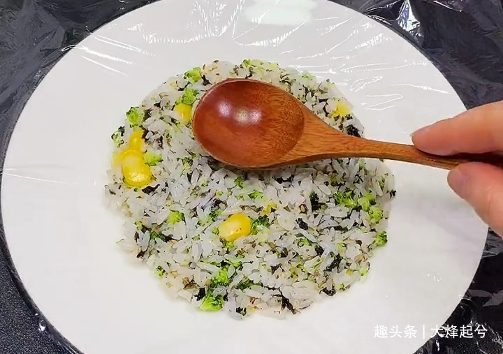雪天不出门，米饭加点配料，简单做一做，孩子着了迷，天天吃不够