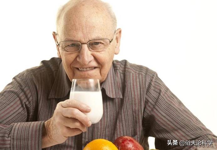长期喝牛奶的人,和不喝牛奶的人相比,有什么差别?