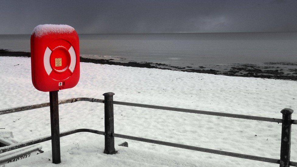 风暴“达西”袭击英国部分地区 带来降温、降雪及大风天气